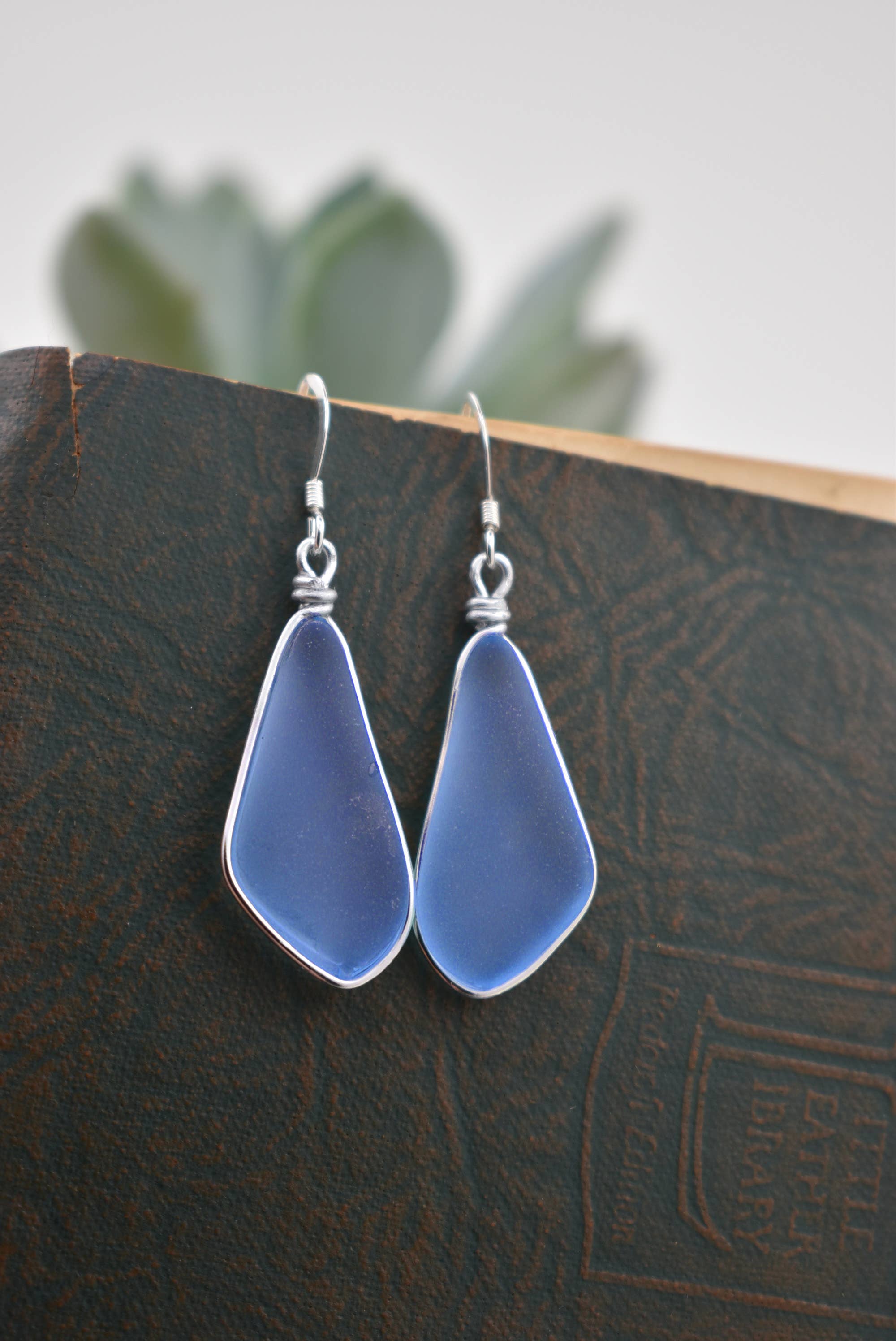 Organic solo drop glass earrings - Eco friendly Materials