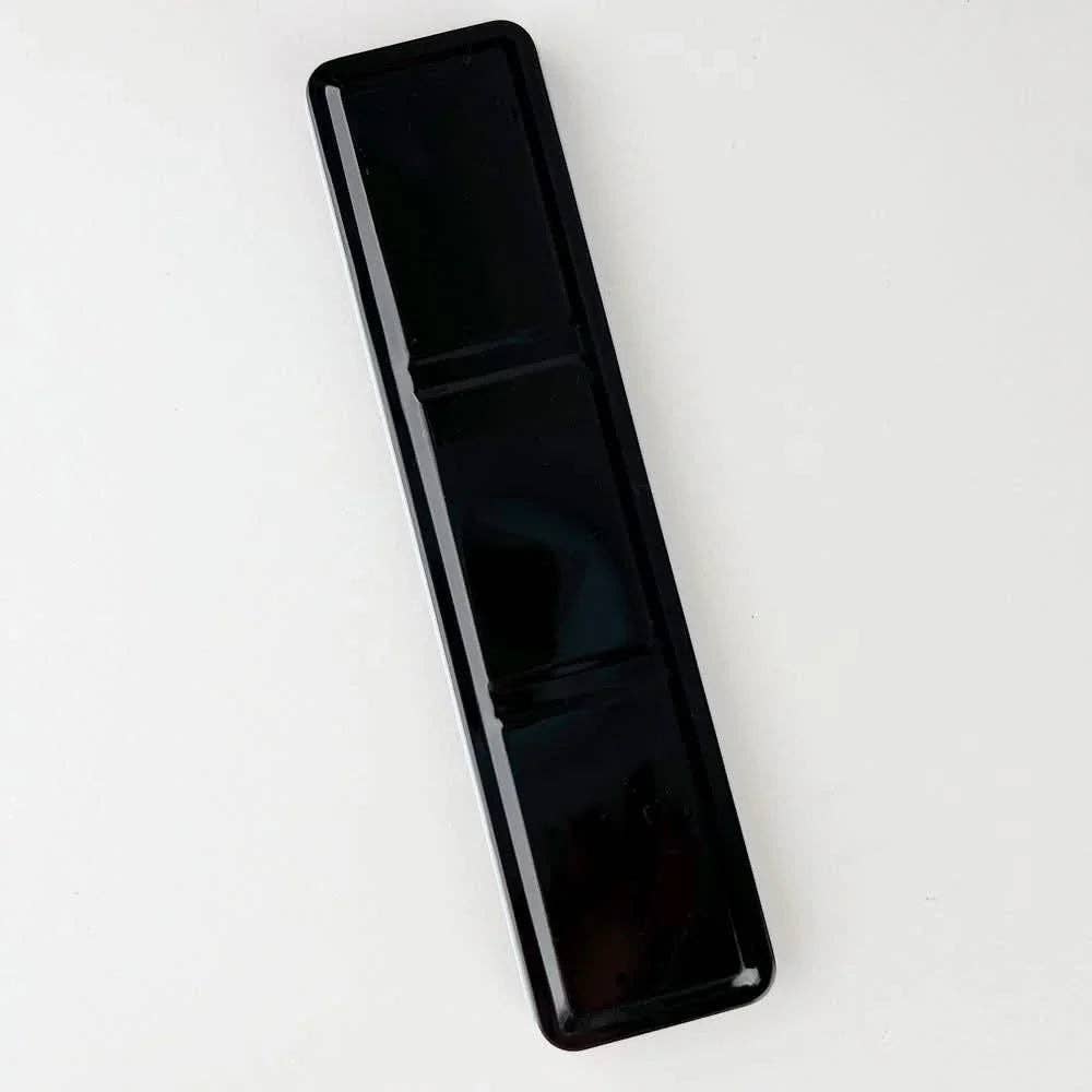 The included round size 4 artist brush next to the watercolor paint set 12 colors.