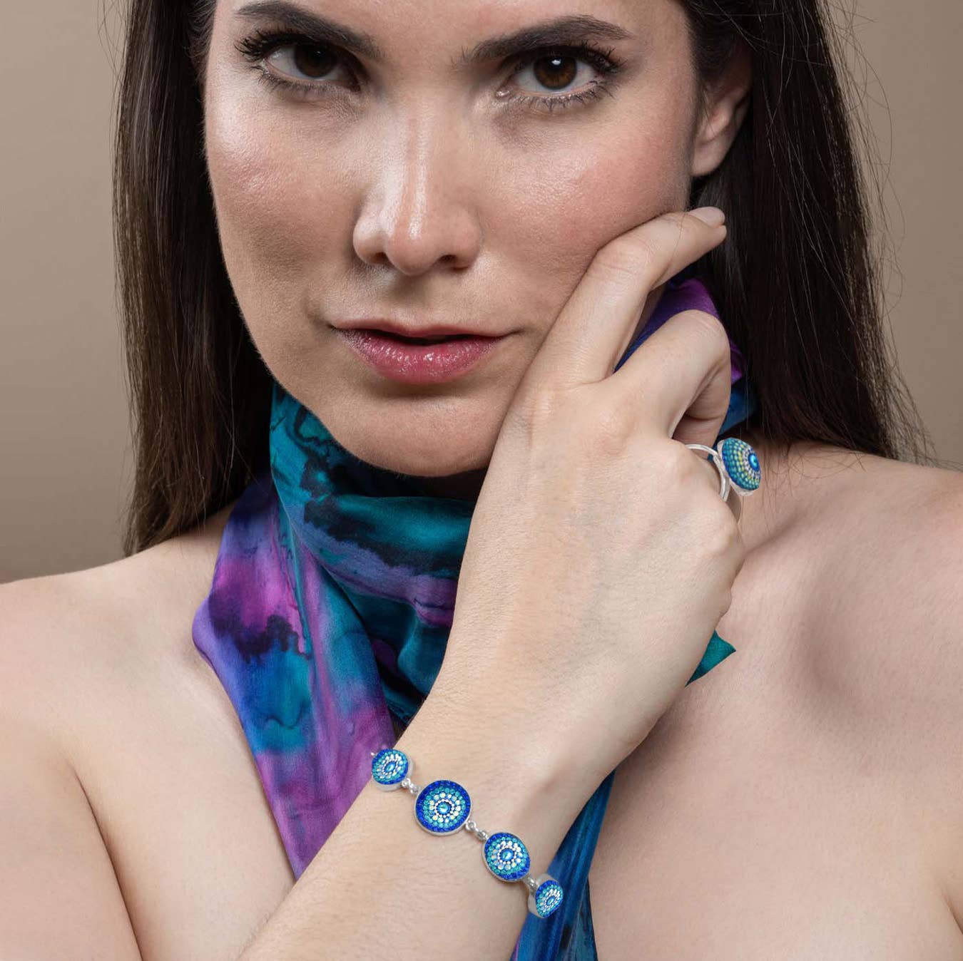 Model wearing the Edgeless Bracelet by Mosaico Jewels, showcasing its stylish appearance while accentuating her elegant outfit.