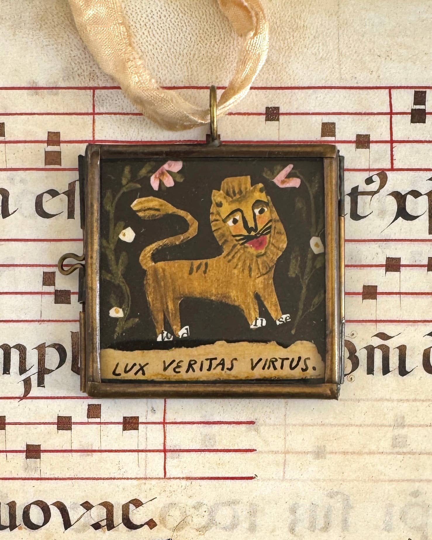 Vintage-style Lion art locket ornament.