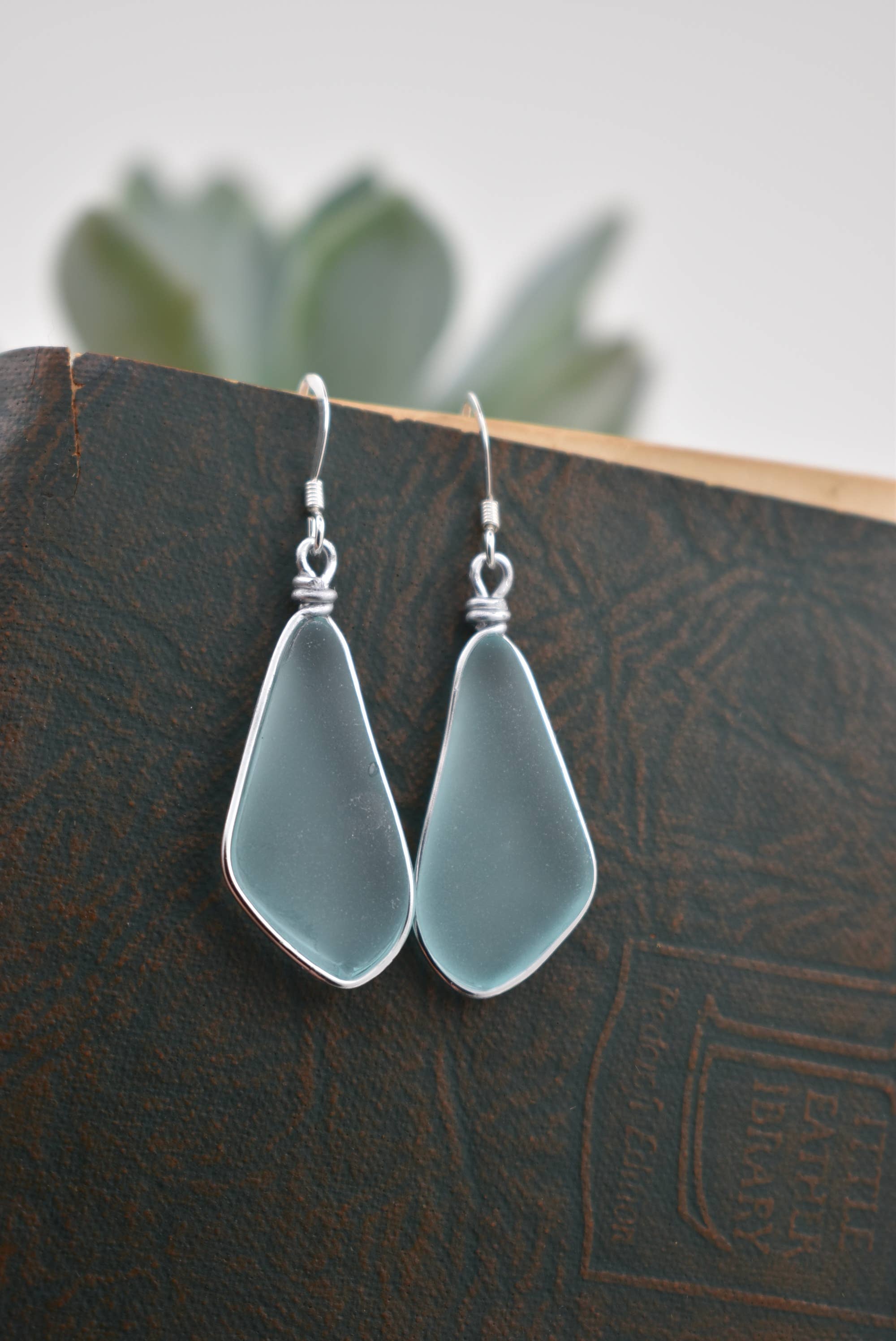Organic solo drop glass earrings - Eco friendly Materials