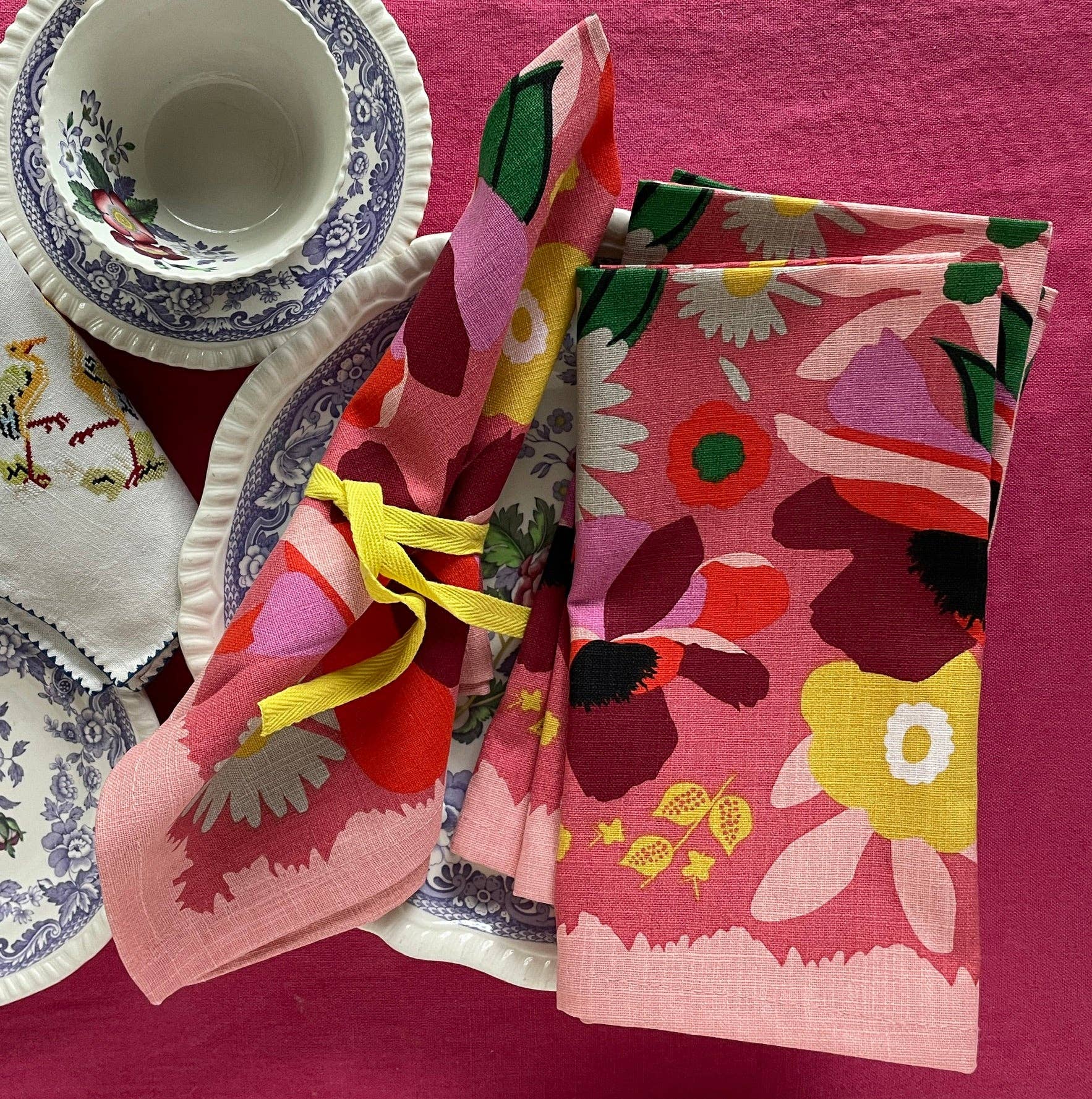 Eye-catching Garden Napkin Set of 4, made from 100% cotton, 20 x 20 inches.
