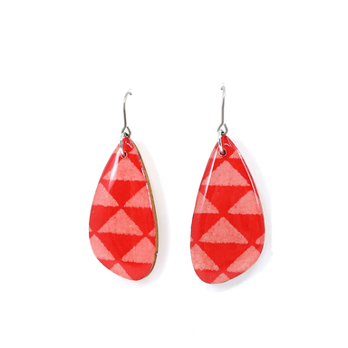 Checked triangles Japanese Chiyogami earrings in vibrant red and pink, made with UV-cured resin and nickel-free titanium wire hooks for sensitive ears, perfect for a unique accessory.