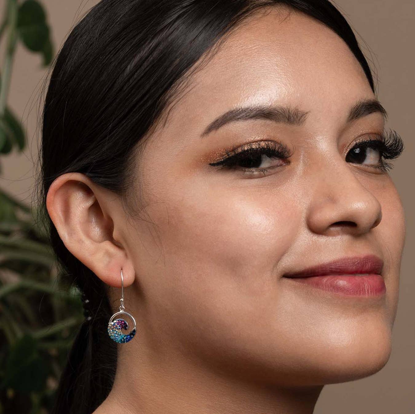 Mosaico Jewels Free Wave Earrings featuring a stunning crystal and silver design, symbolizing strength and beauty, perfect for elevating any outfit.