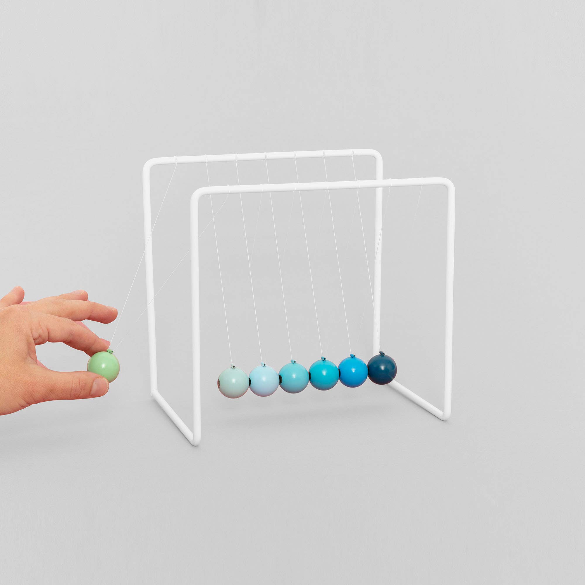 blue Gradient Newtons cradle