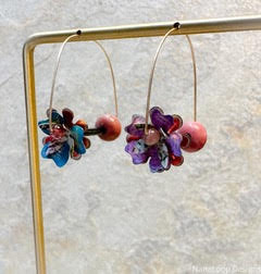 Flowery metal earrings with rhodonite bead on gold wire