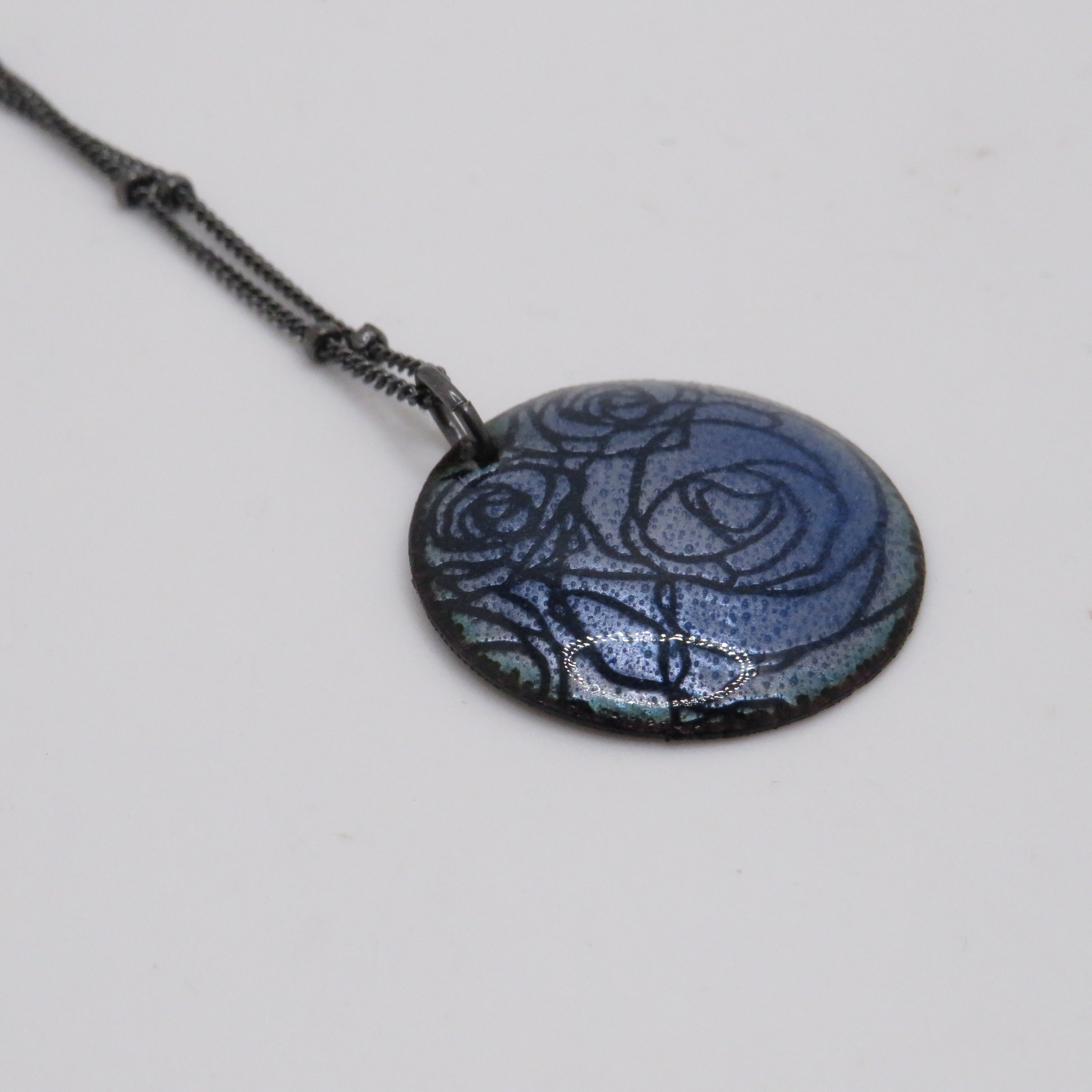 pendant necklace with roses