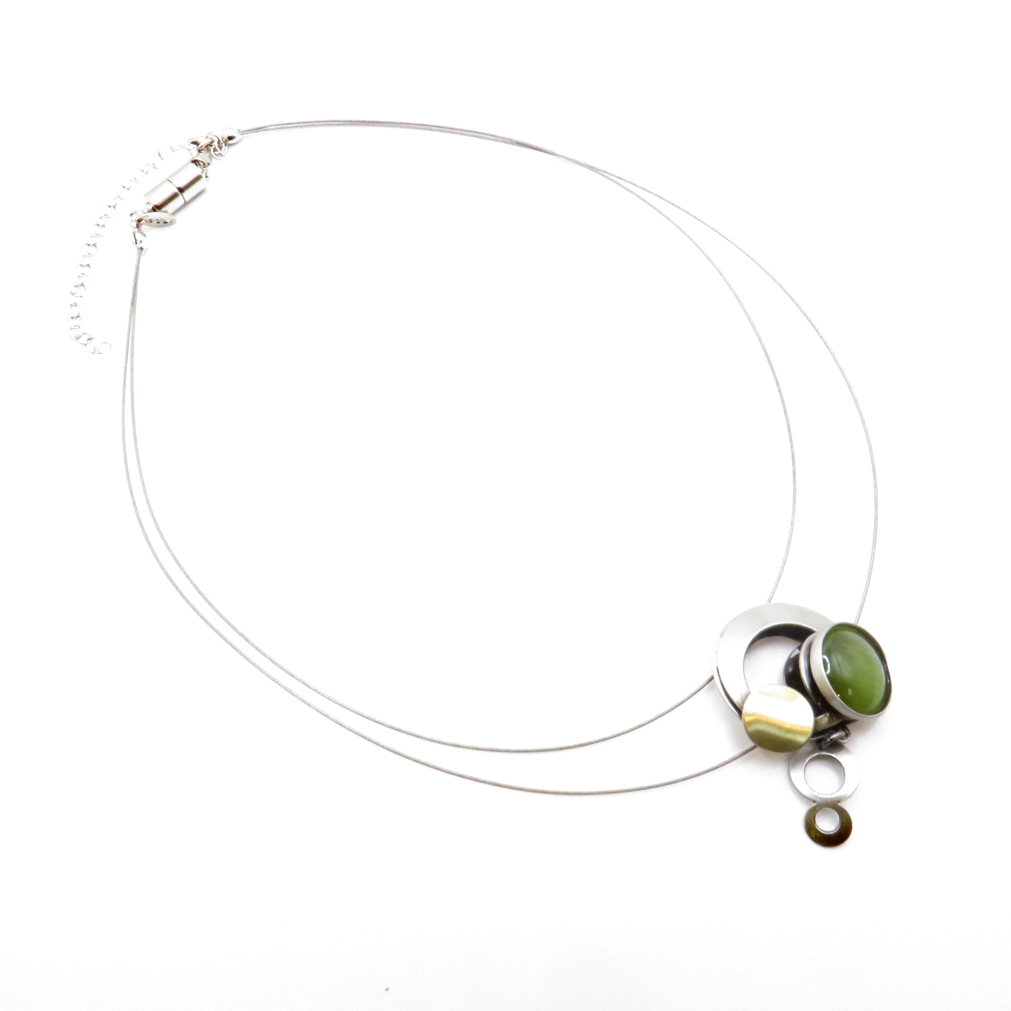 green glass stone wire necklace