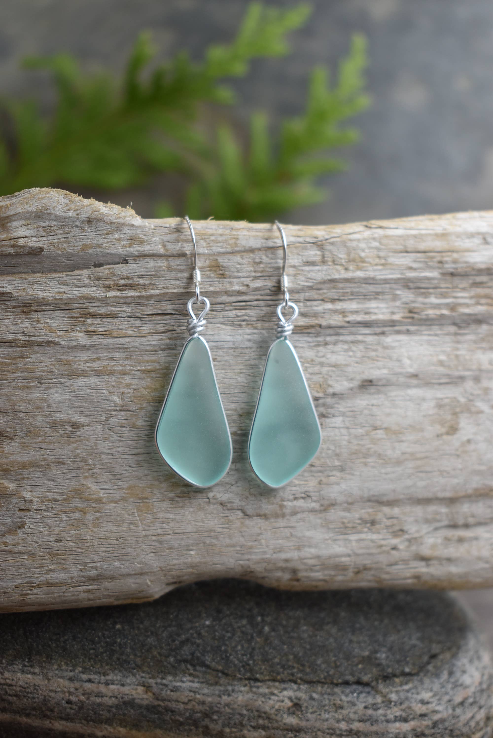 Organic solo drop glass earrings - Eco friendly Materials