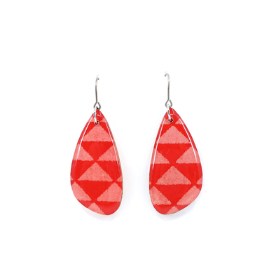 Checked triangles Japanese Chiyogami earrings in vibrant red and pink colors, made from Japanese Chiyogami paper and featuring titanium hooks, perfect for sensitive ears.