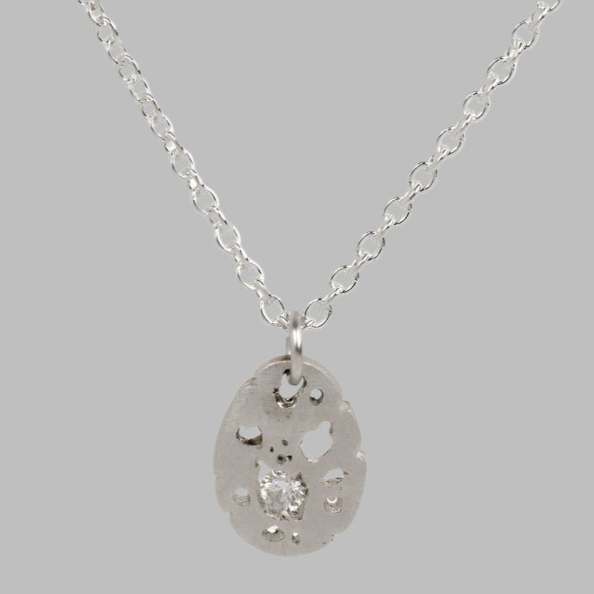 Silver necklace with a round pendant 