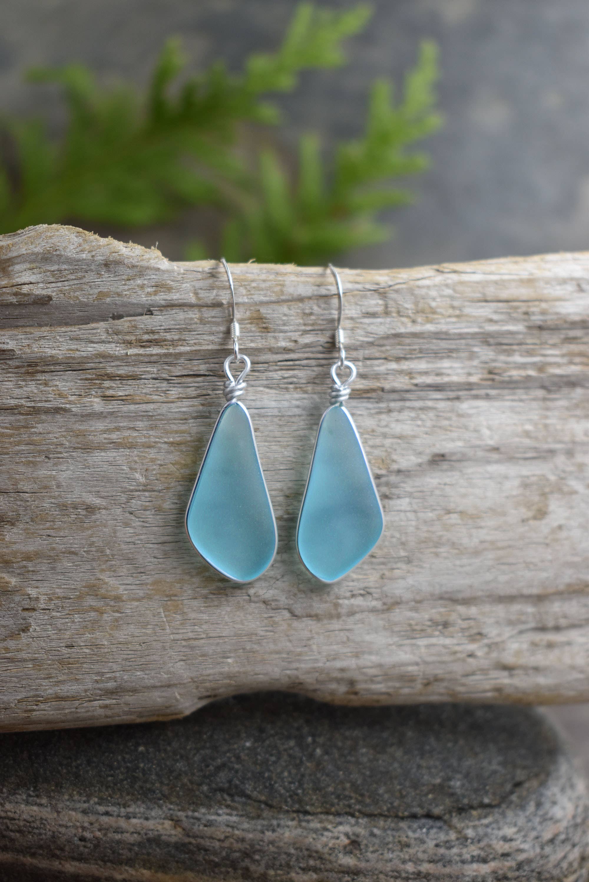 Organic solo drop glass earrings - Eco friendly Materials