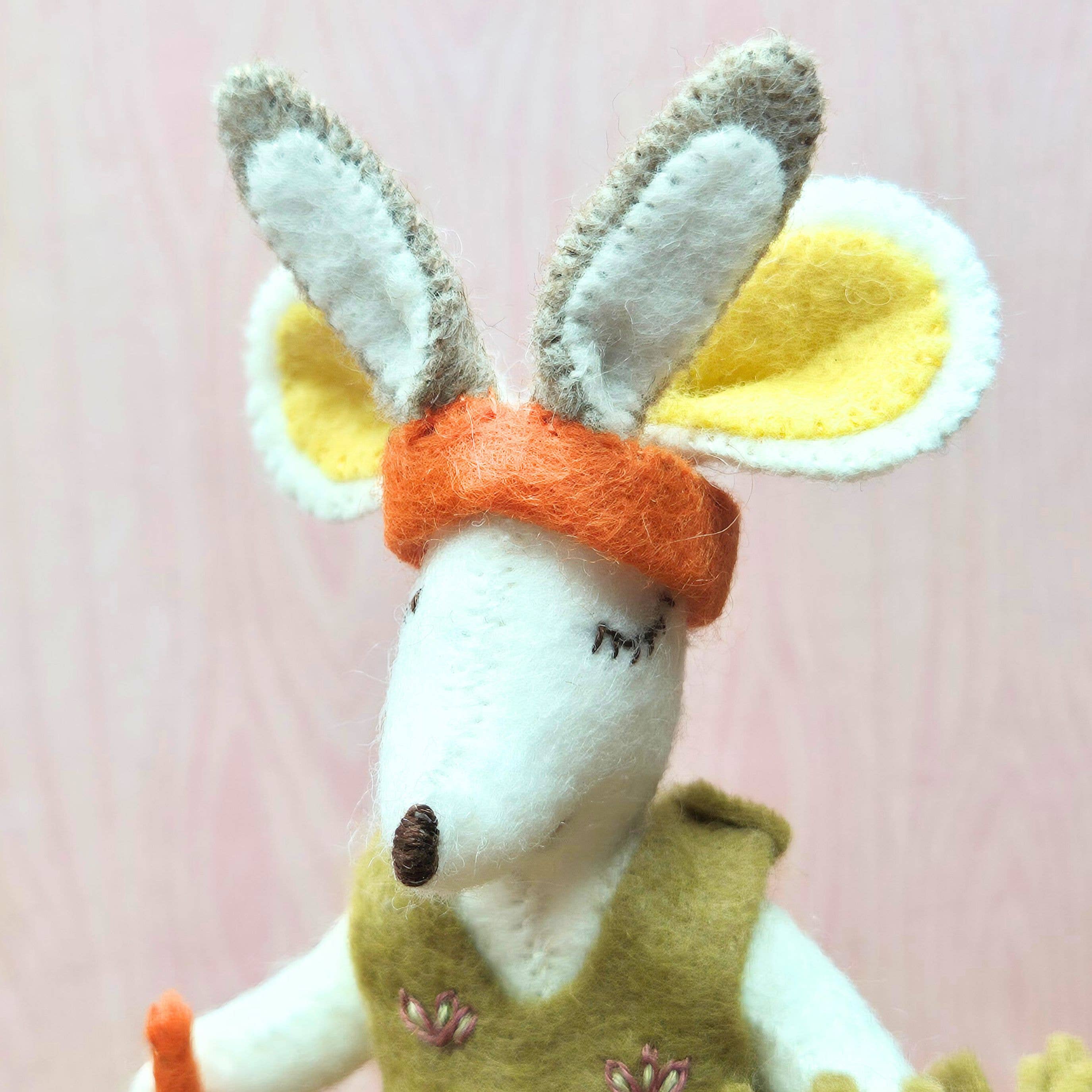 Look at the Little Mouse Bunny with fresh flowers and tasty carrots—a delightful decoration for storytelling adventures!