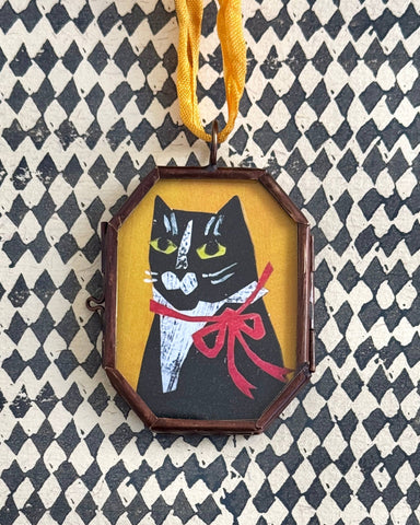 Vintage-style kitty art locket ornament.