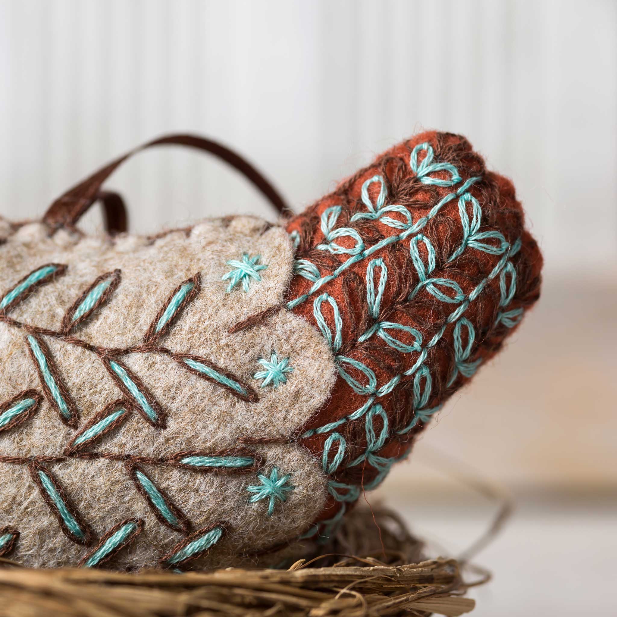 Step-by-step bilingual instructions included in the French Hen Felt Craft Mini Kit, because even hens need a little guidance!