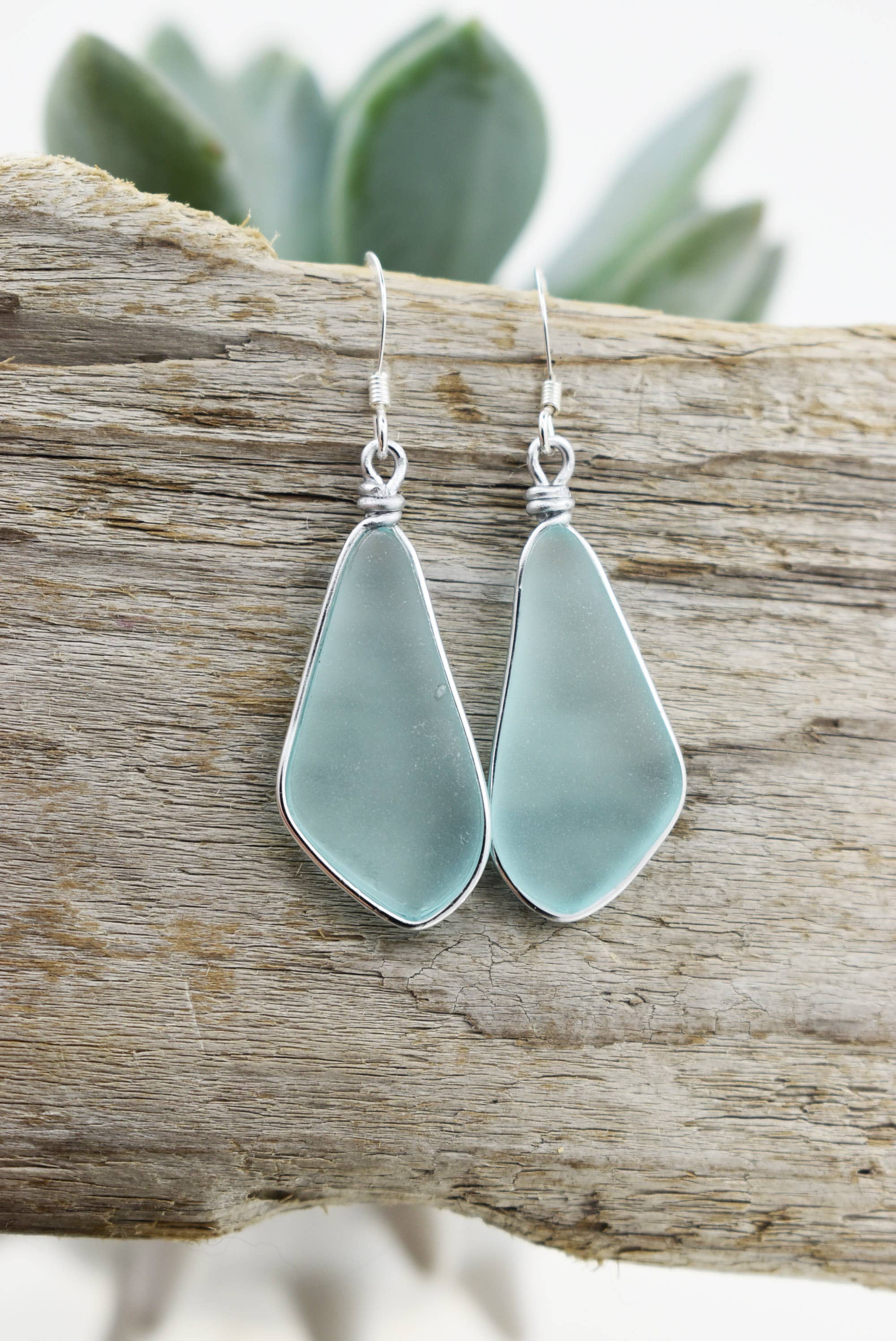 Organic solo drop glass earrings - Eco friendly Materials