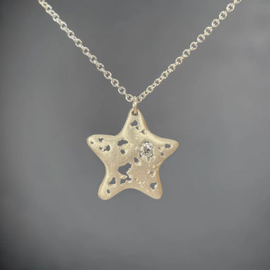 Star-shaped pendant necklace with diamond