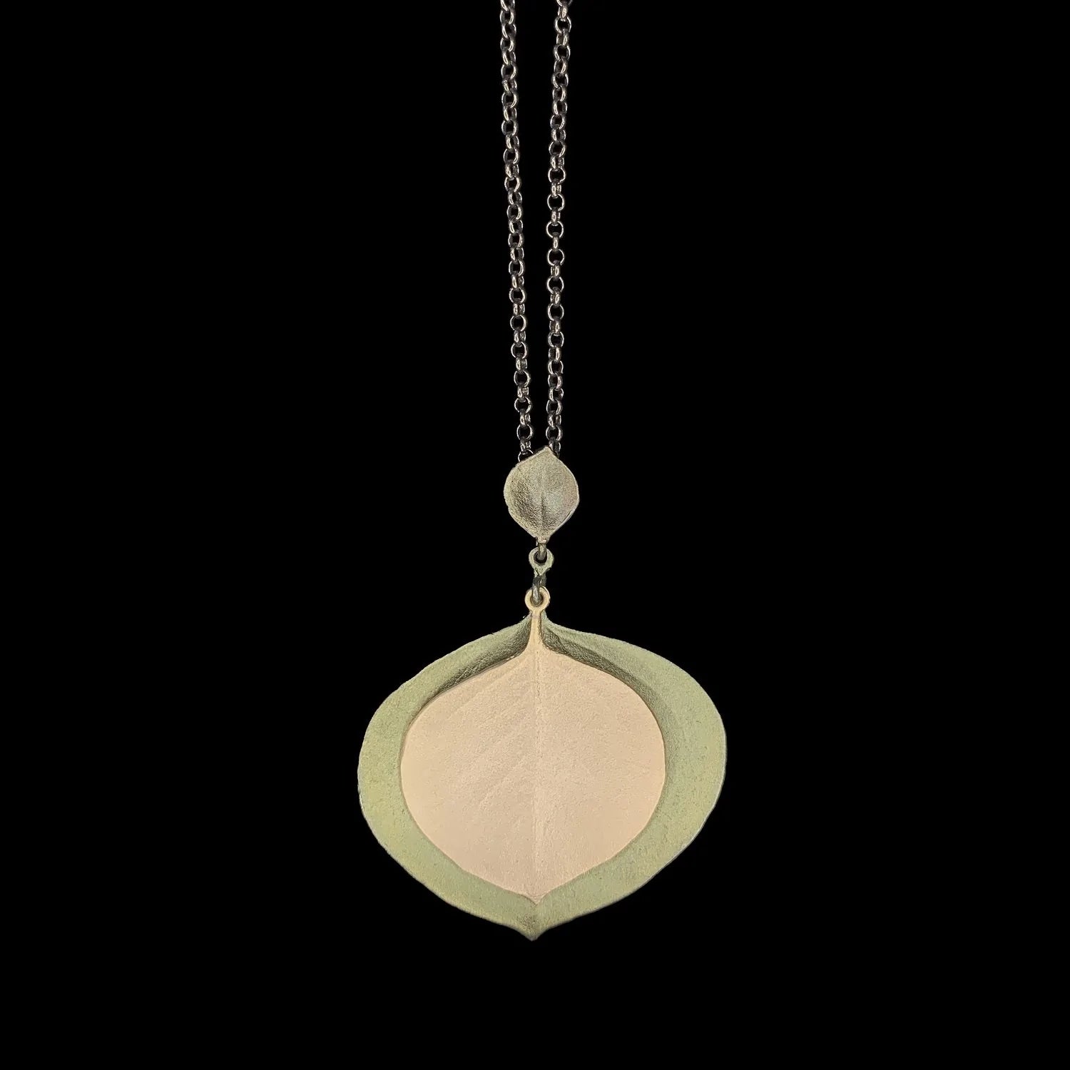round leaf pendant necklace